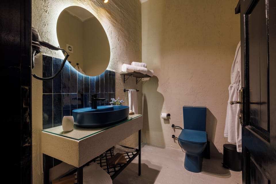 Shower, rainfall showerhead, free toiletries, hair dryer