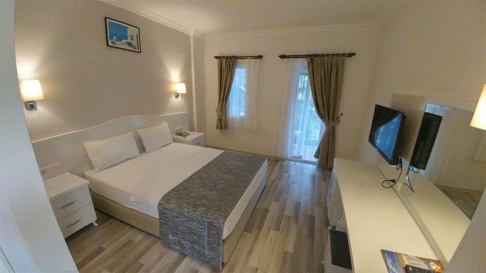 Double or Twin Room | Minibar, free cribs/infant beds, free WiFi
