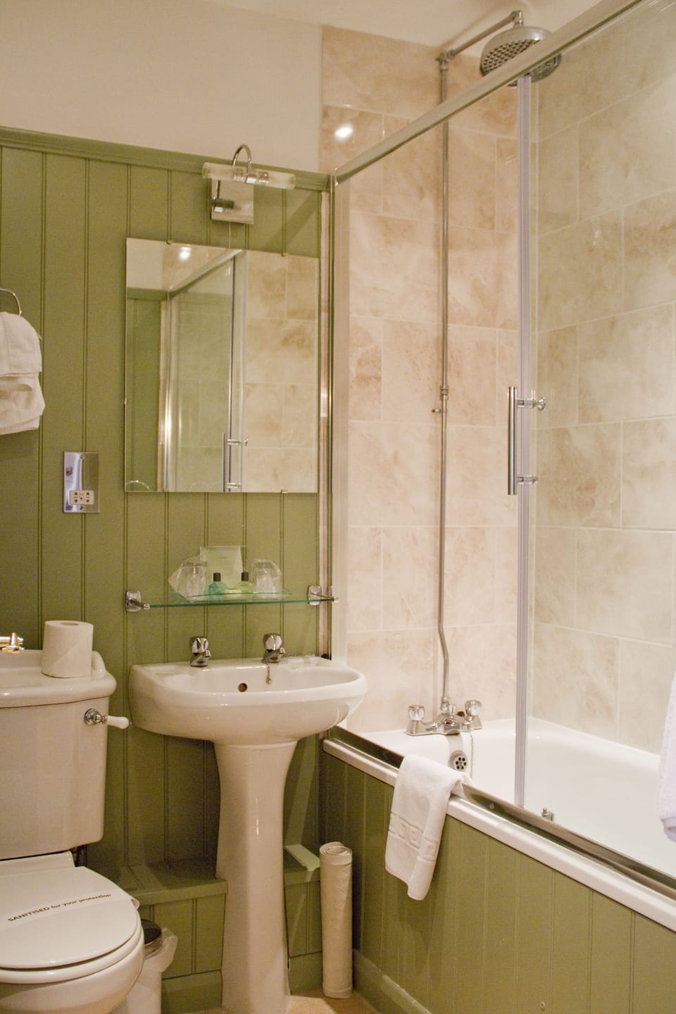 Combined shower/tub, free toiletries, hair dryer, towels