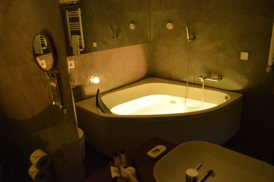 Deluxe Double Room, 1 Queen Bed, Jetted Tub | Jetted tub