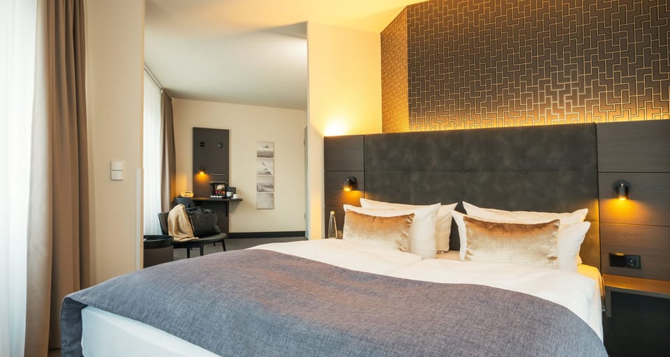 Deluxe Room | Hypo-allergenic bedding available, desk, blackout drapes, soundproofing