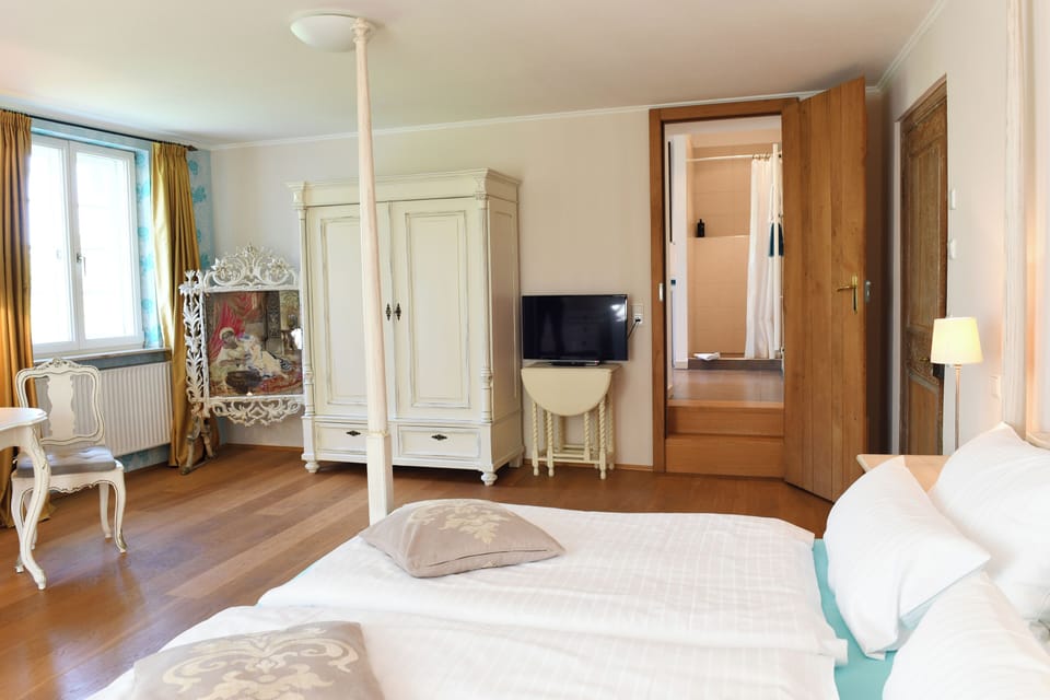 Classic Double Room | Individually decorated, individually furnished, iron/ironing board