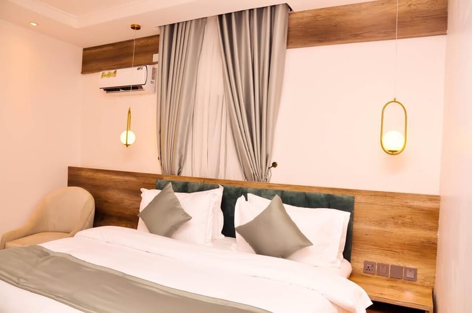 Deluxe Room | Bathroom | Shower, free toiletries, slippers, towels