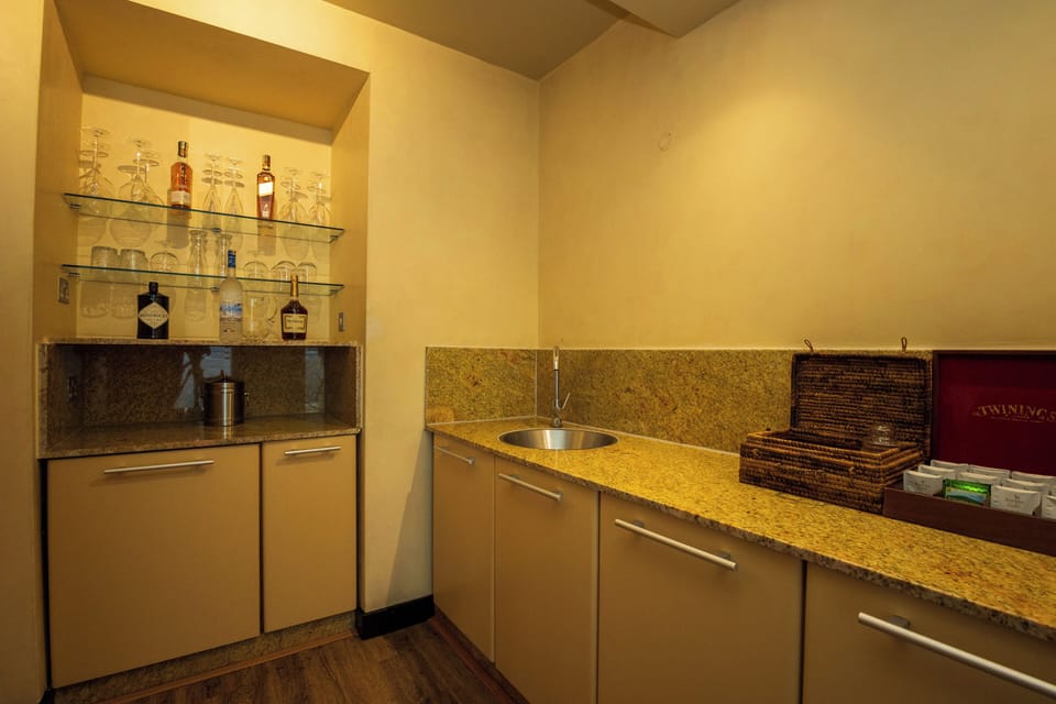 Executive Suite, Garden View | Living area | LCD TV, pay movies
