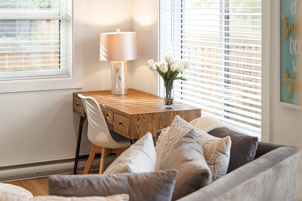 Study desk - wifi included - nice bright natural light
