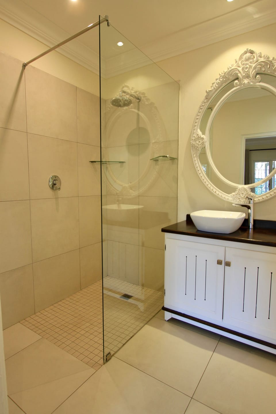 Premium Room | Bathroom | Rainfall showerhead, free toiletries, hair dryer, towels