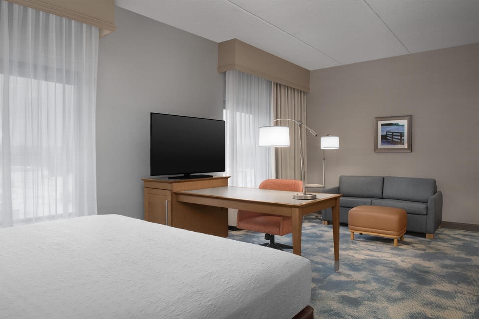 Studio, 1 King Bed, Kitchenette | In-room safe, WiFi (free), bed sheets