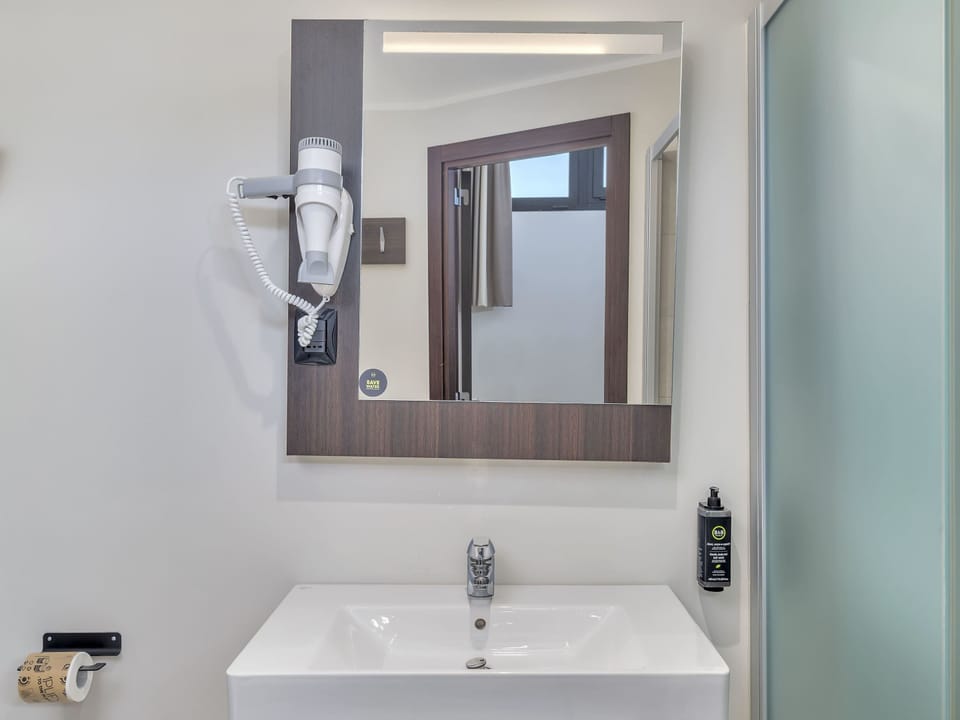 Shower, free toiletries, hair dryer, towels