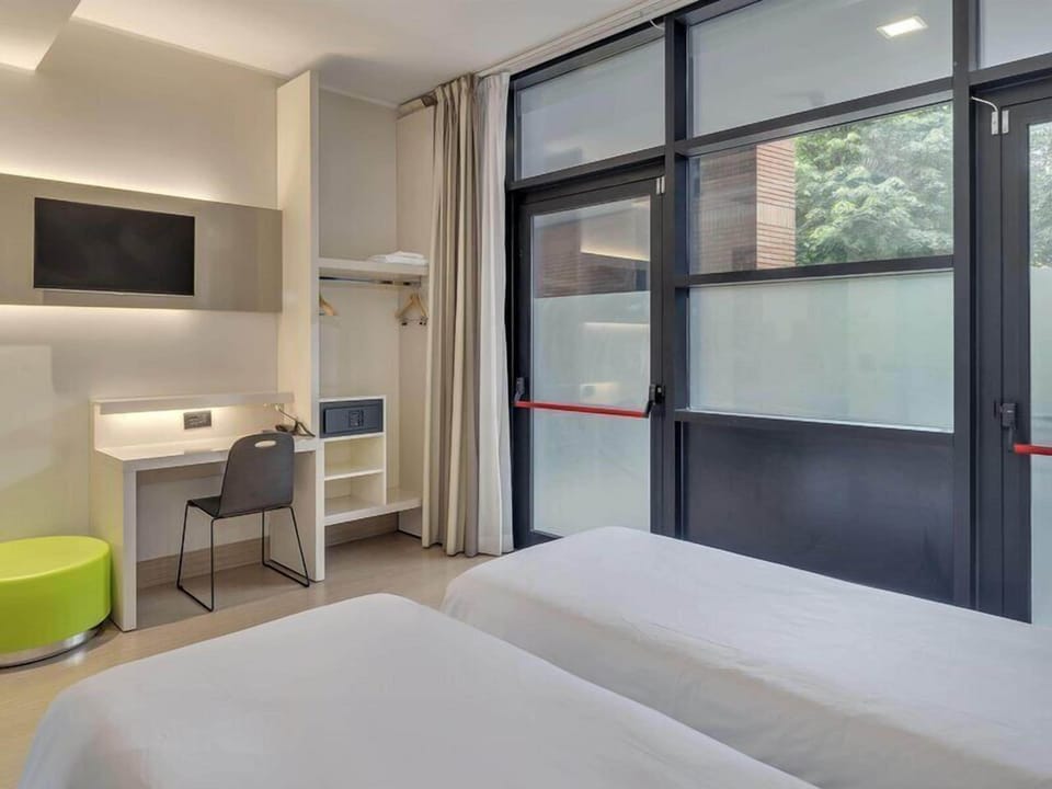 Double Room, Accessible, Non Smoking | In-room safe, desk, iron/ironing board (on request), WiFi (free)