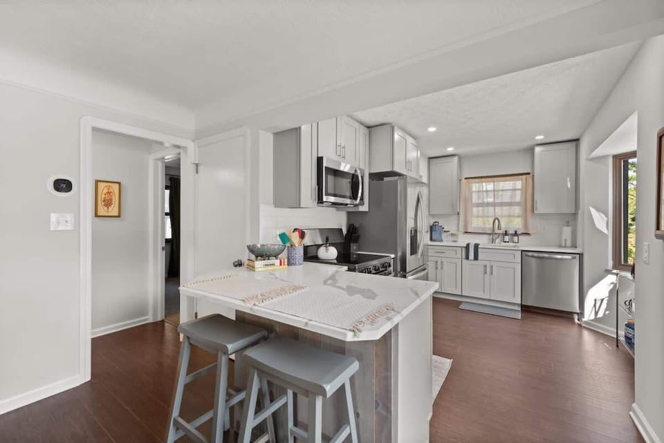 Kitchen island w/ seating & open layout for easy entertaining