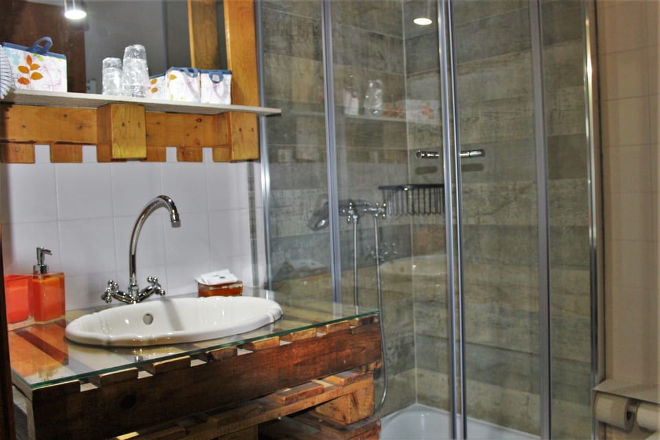 Exclusive Double Room (4) | Bathroom | Hair dryer, towels, toilet paper