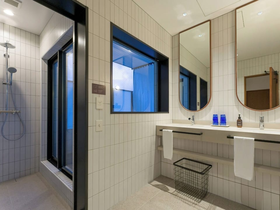 [93 (Suite Room)] Convenient, spacious dressing space and bathroom vanity