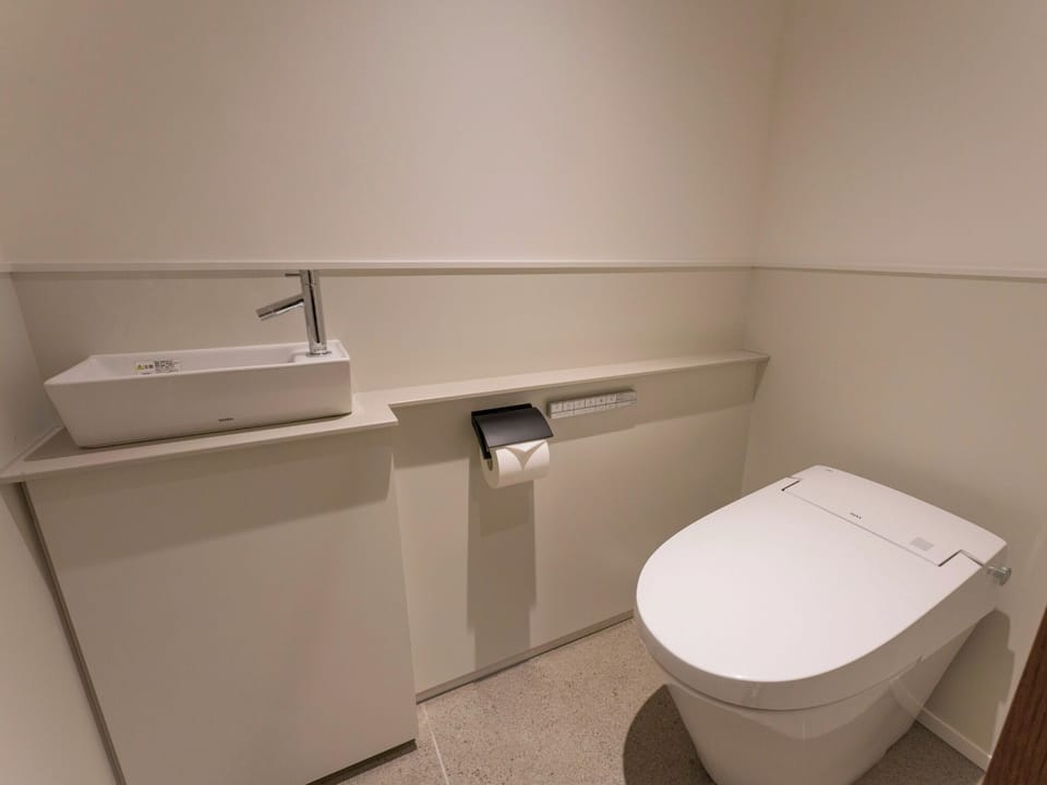 [93 (Suite Room)] Toilet with hot water washing function