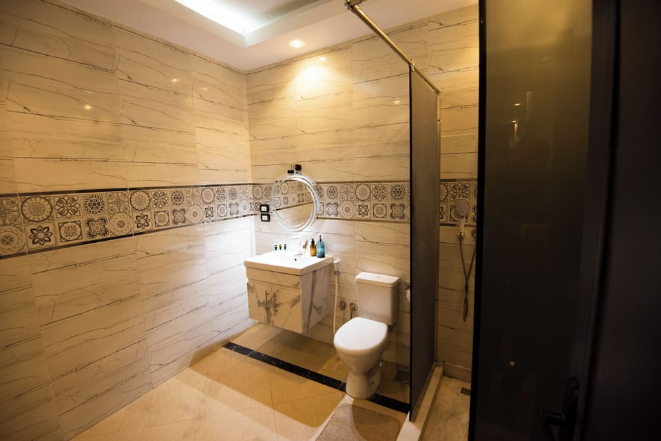 Deluxe Twin Room, Balcony, Mountain View | Bathroom | Shower, free toiletries, hair dryer, towels