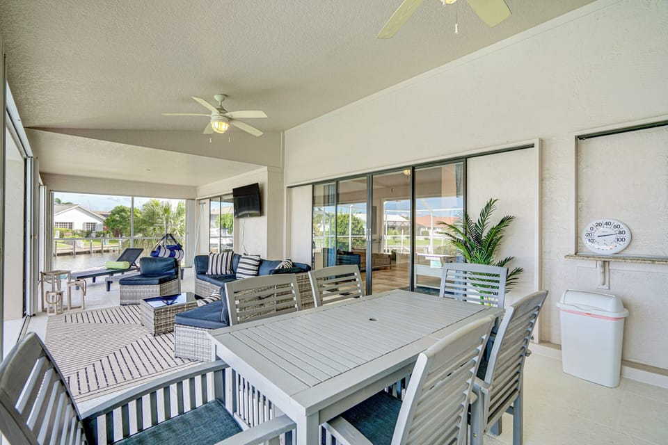 Screened Lanai | Smart TV | Gas Grill | 2 Kayaks & 4 Bicycles Provided