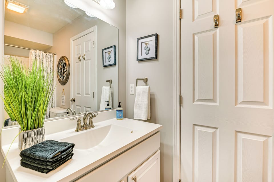 Full Bathroom | 1st Floor | Complimentary Toiletries