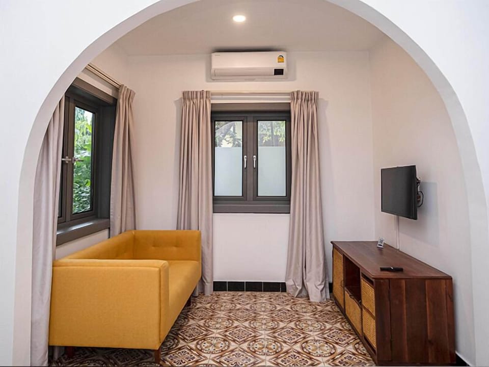 Suite | Living area | 32-inch flat-screen TV with digital channels