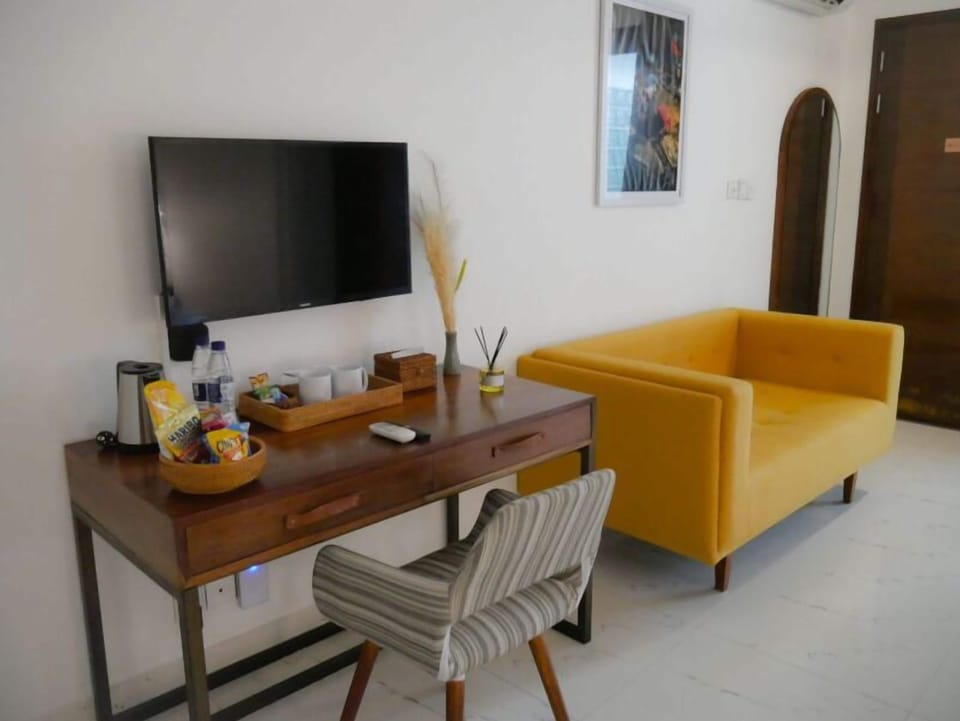 Standard Double Room | Living area | 32-inch flat-screen TV with digital channels