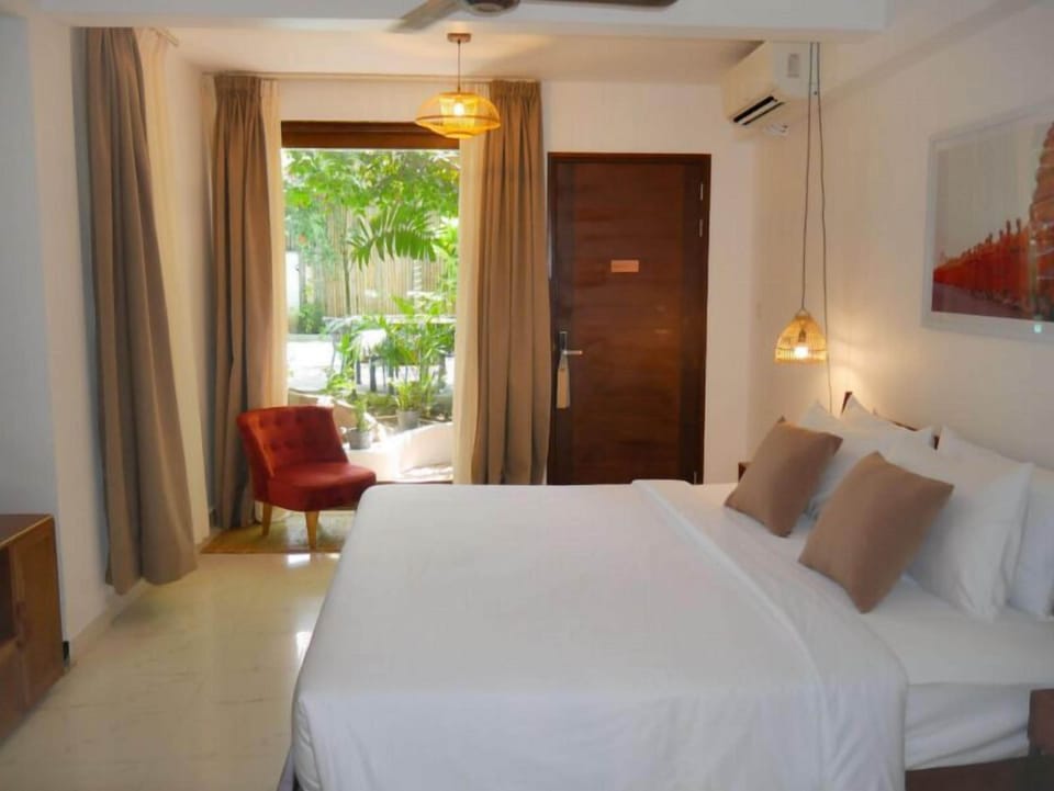 Standard Double Room | Minibar, soundproofing, iron/ironing board, free WiFi