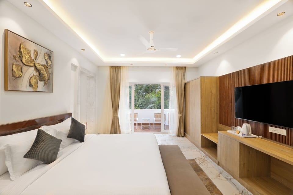 White Wharf Suite Room | In-room safe, desk, laptop workspace, blackout drapes
