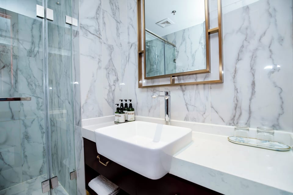 Superior Double Room | Bathroom | Shower, hydromassage showerhead, hair dryer, slippers