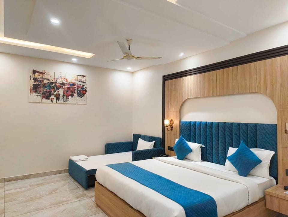 Executive Double Room, Garden View | Desk, laptop workspace, soundproofing, free WiFi
