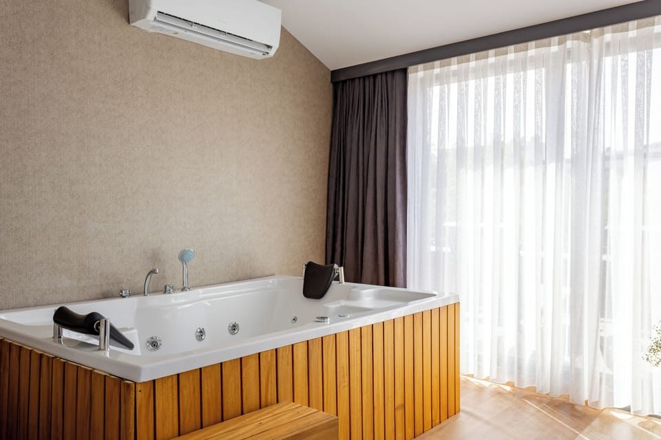 Executive Room, City View | Private spa tub
