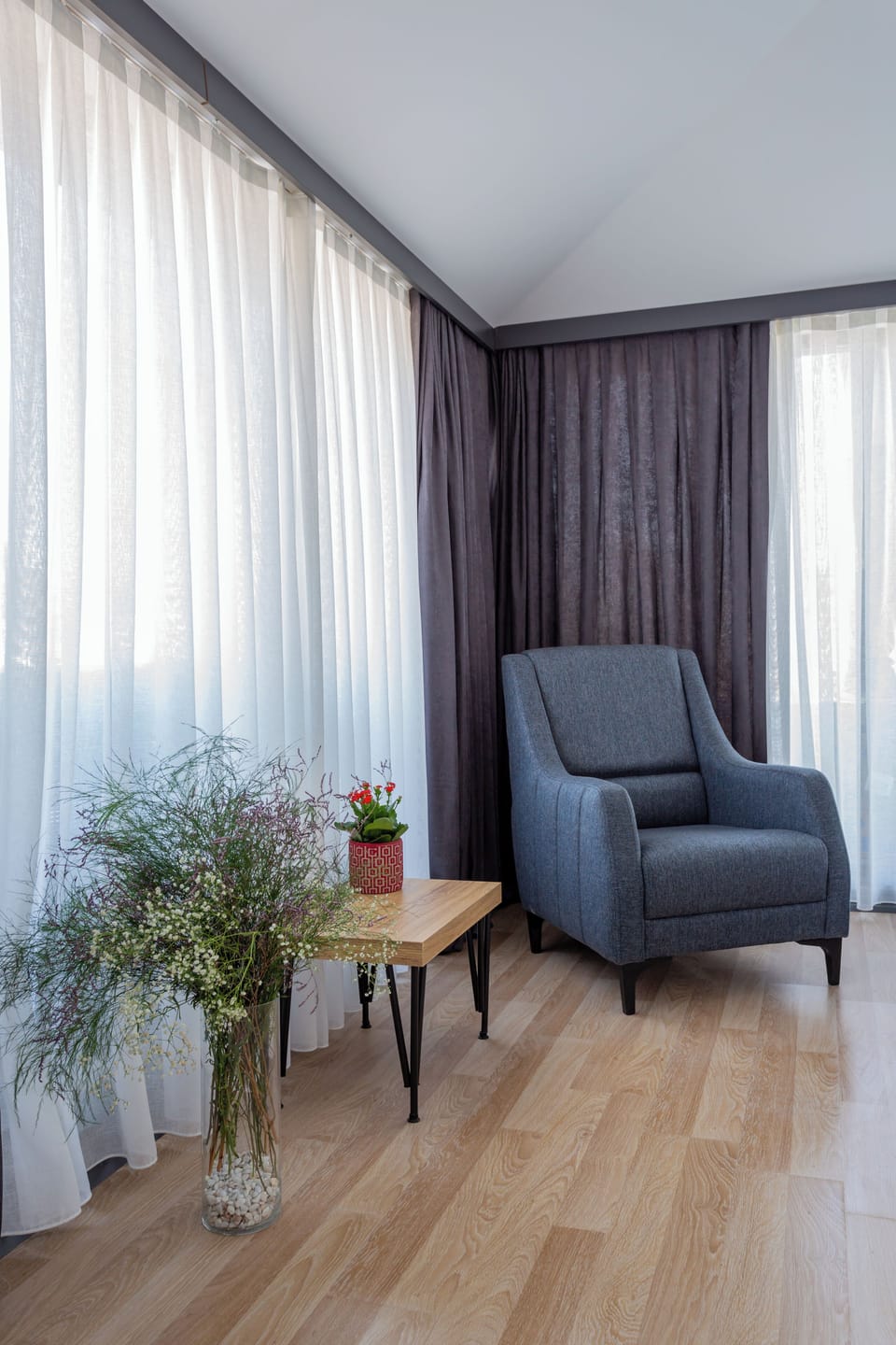 Executive Room | Minibar, in-room safe, desk, laptop workspace