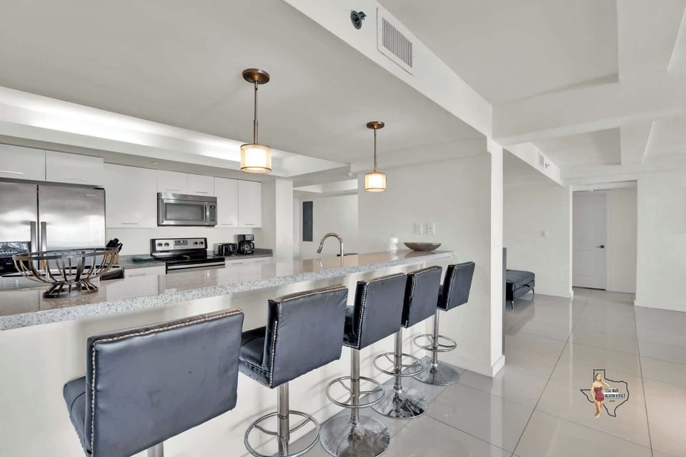 5 plush bar stools at the breakfast bar for extra seating.