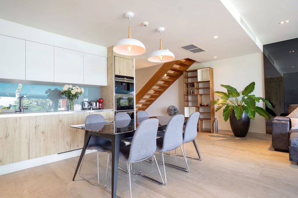 Exclusive Apartment, 3 Bedrooms, Patio, Sea View | In-room dining