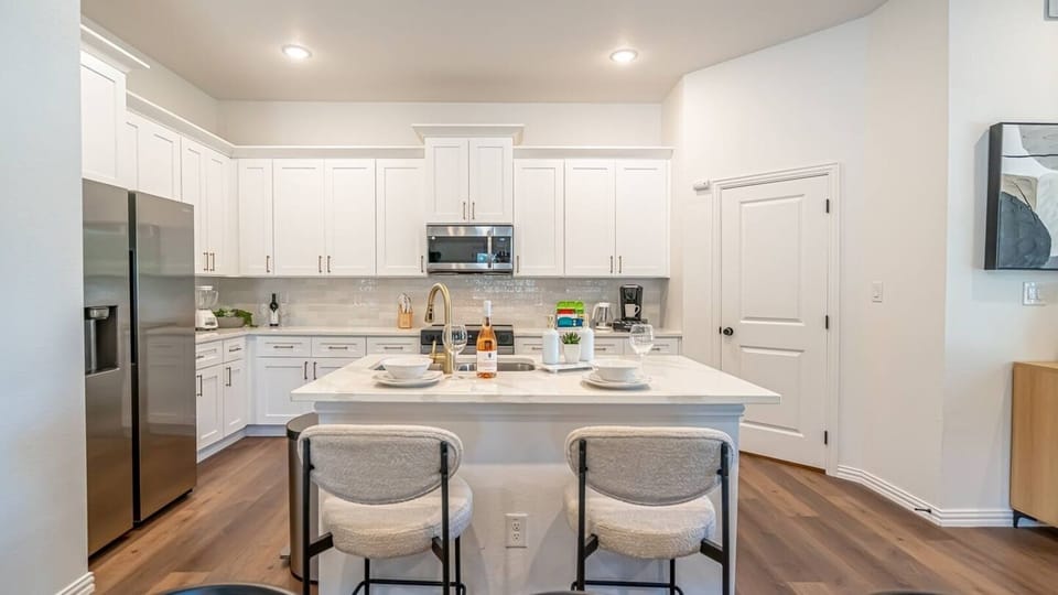  A fully equipped chef's kitchen with everything you need for a home-cooked meal or game day prep. Full-size appliances, cookware, utensils, and counter space to spare — because not every great meal should come from DoorDash.
