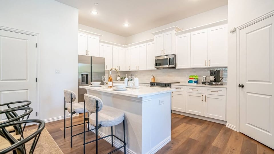  A fully equipped chef's kitchen with everything you need for a home-cooked meal or game day prep. Full-size appliances, cookware, utensils, and counter space to spare — because not every great meal should come from DoorDash.