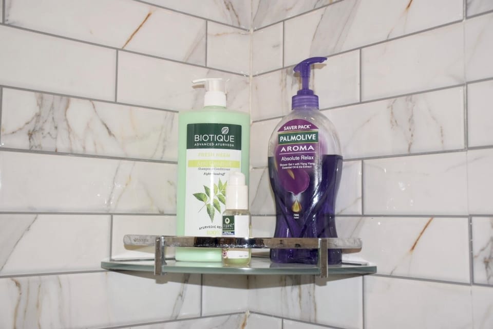 Shower, rainfall showerhead, free toiletries, towels