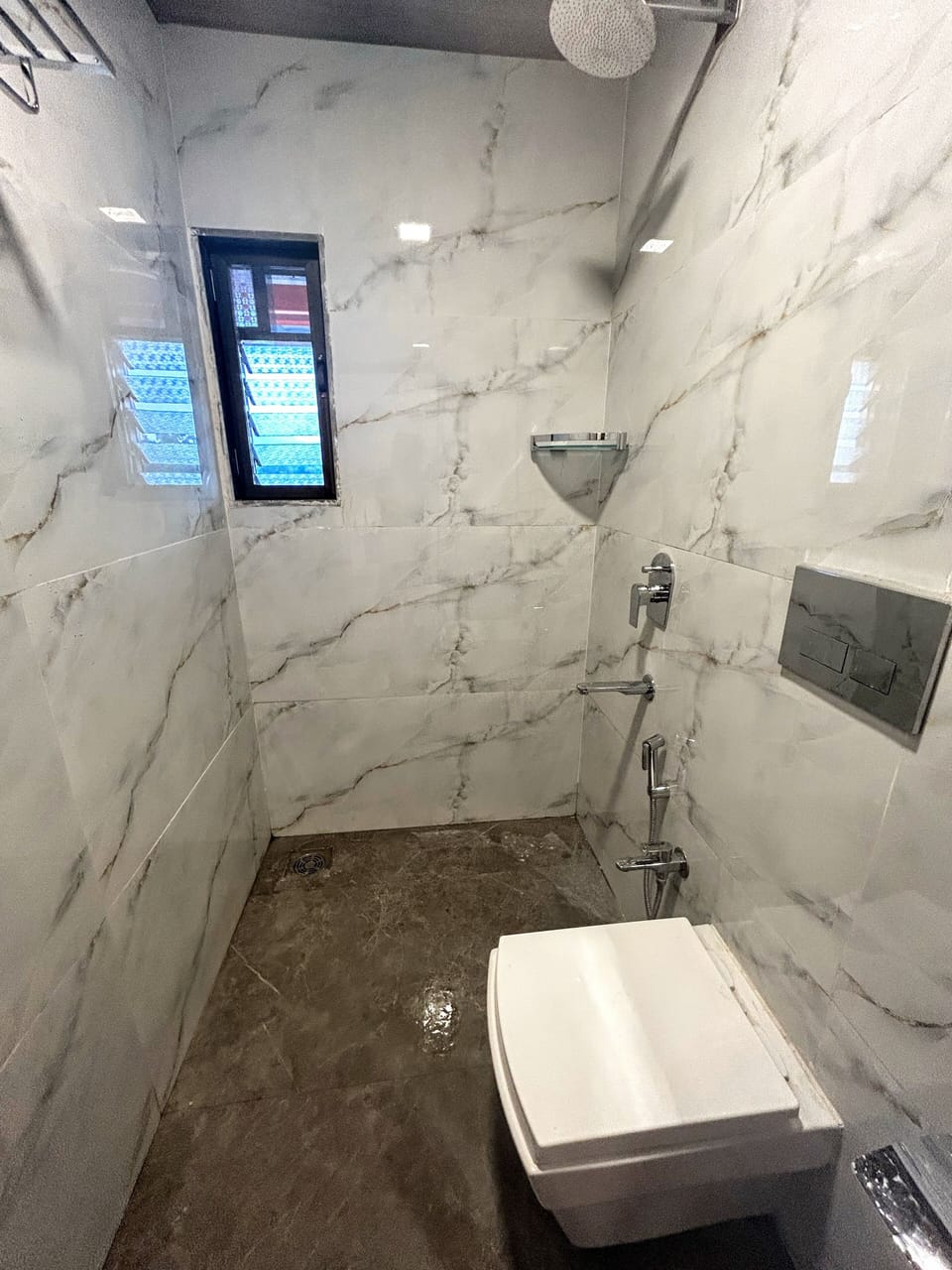 Shower, rainfall showerhead, free toiletries, towels