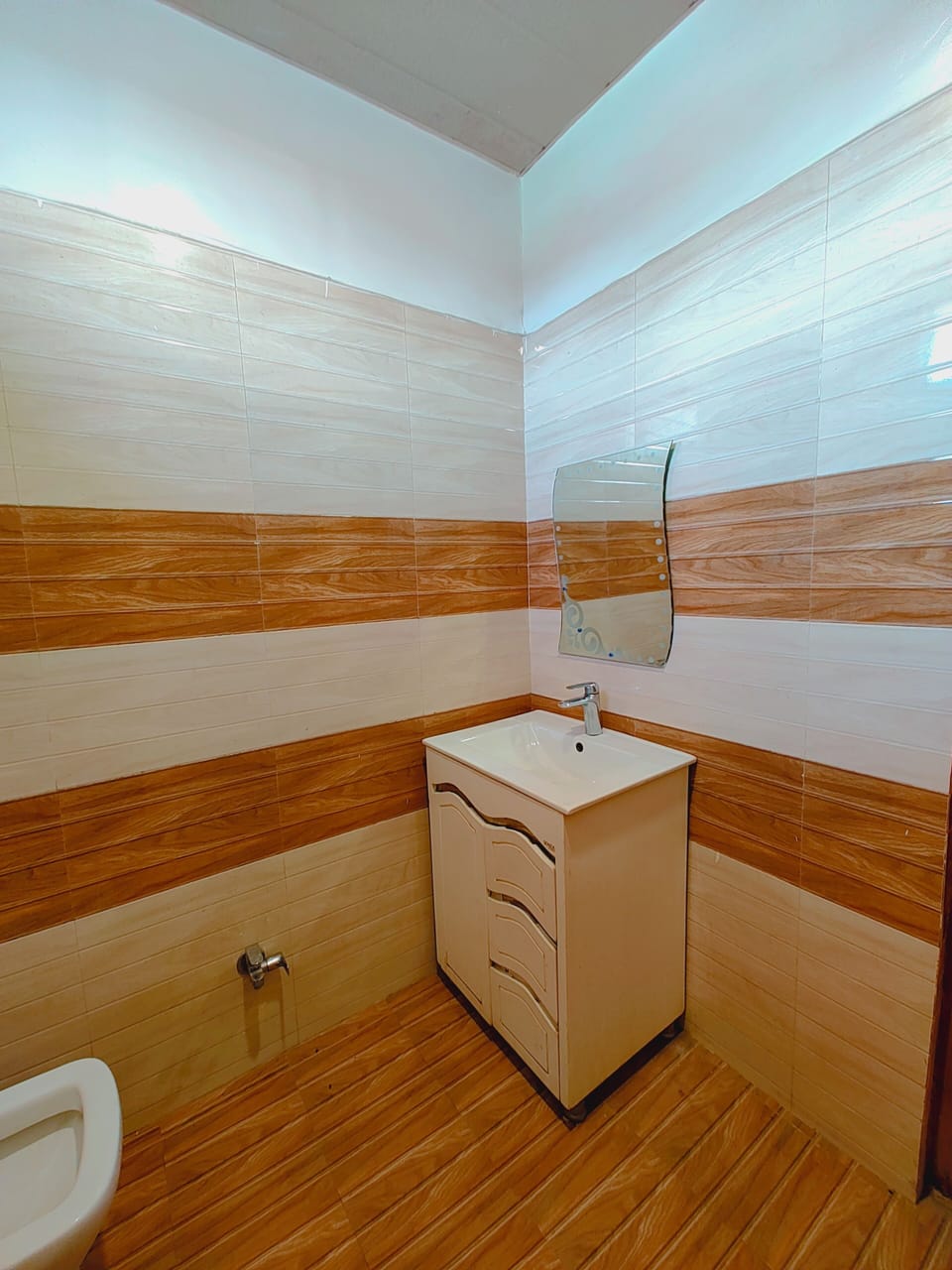 Deluxe Double or Twin Room, Balcony | Bathroom | Shower, free toiletries, slippers, towels