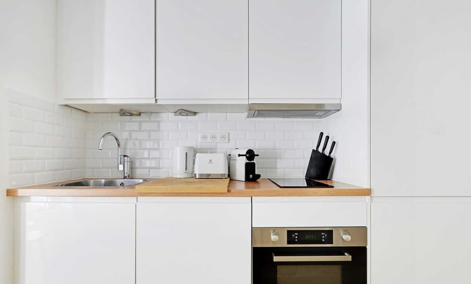 Apartment | Private kitchen | Fridge, microwave, oven, stovetop