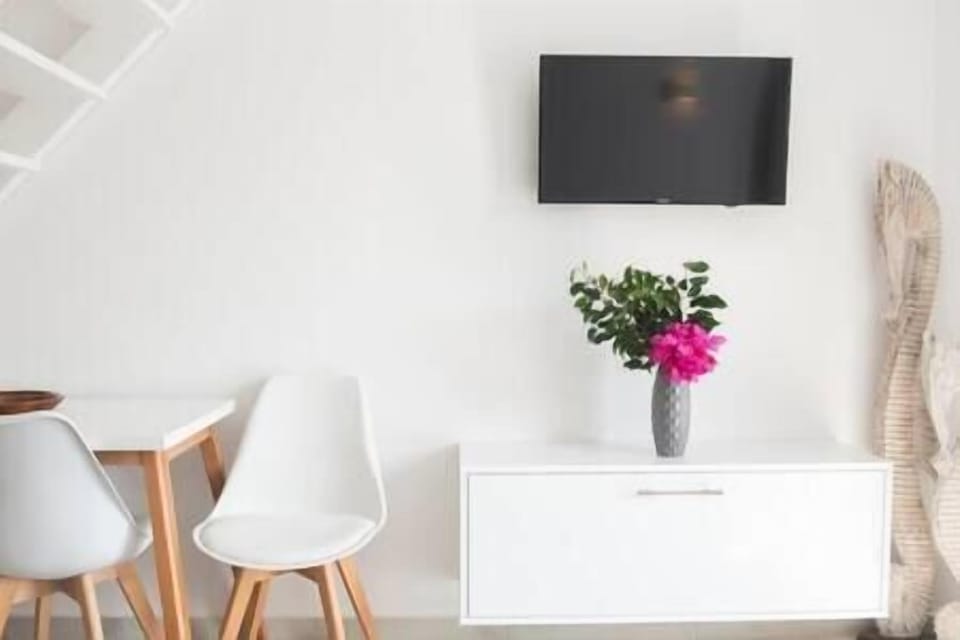 Interior/Breakfast Table