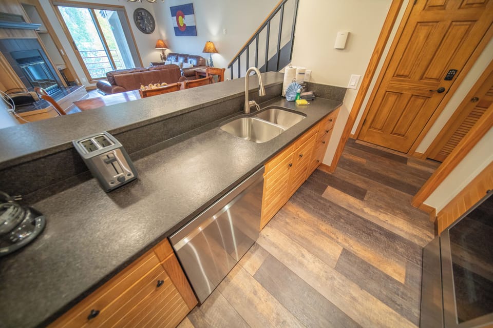 Convenient countertop bar
