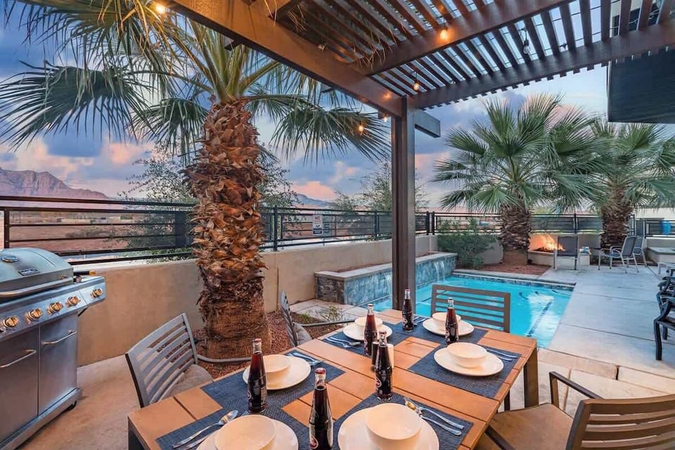 31 - Pergola-covered patio dining area seats 6 and BBQ provided
