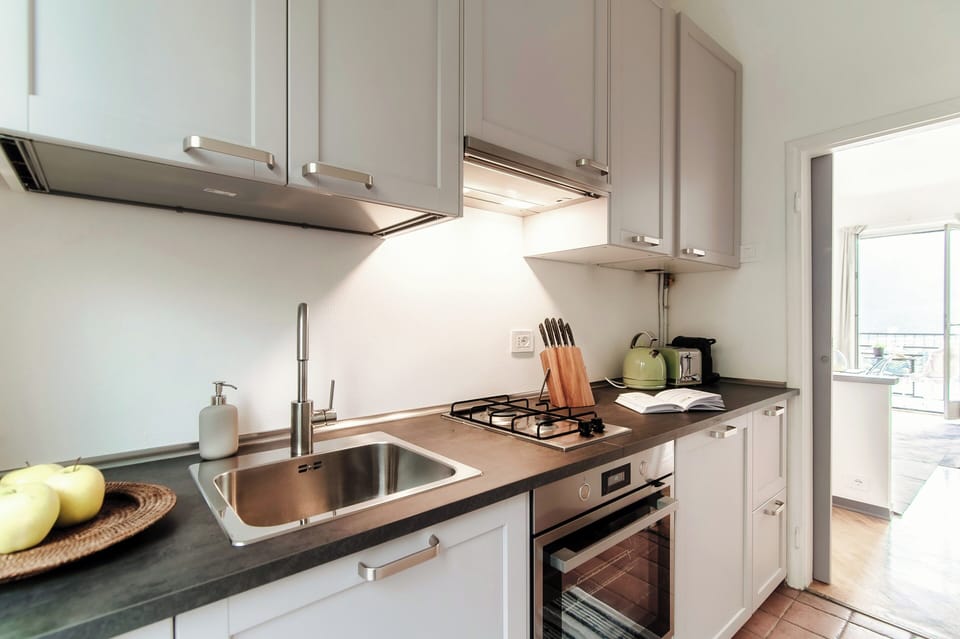 Condo, Lake View | Private kitchen | Full-size fridge, oven, stovetop, espresso maker