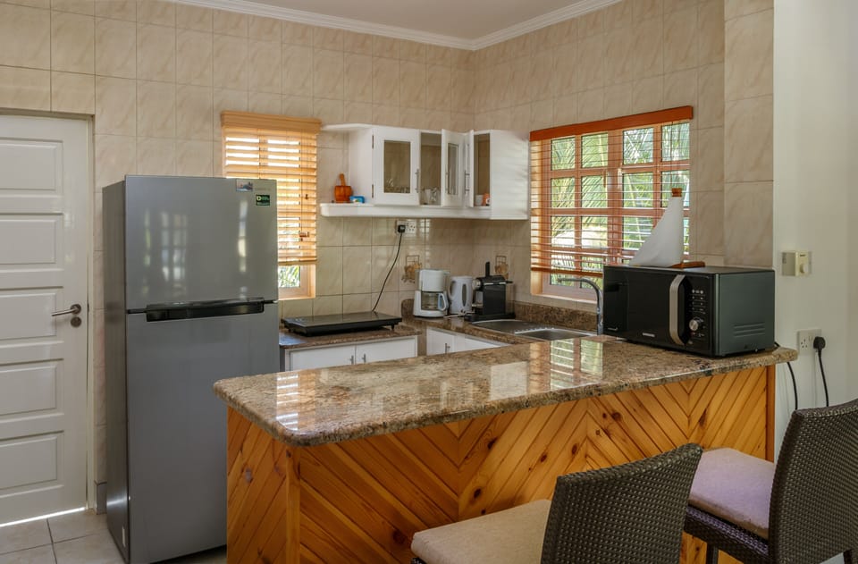 Coffee/tea maker, fridge, electric kettle