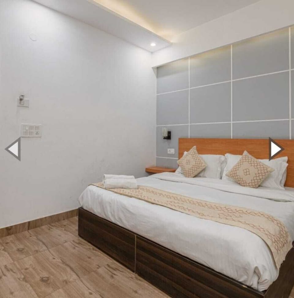 Premium Room | Desk, laptop workspace, blackout drapes, iron/ironing board