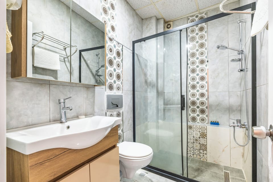 Deluxe Triple Room, City View | Bathroom | Shower, hair dryer, slippers, towels