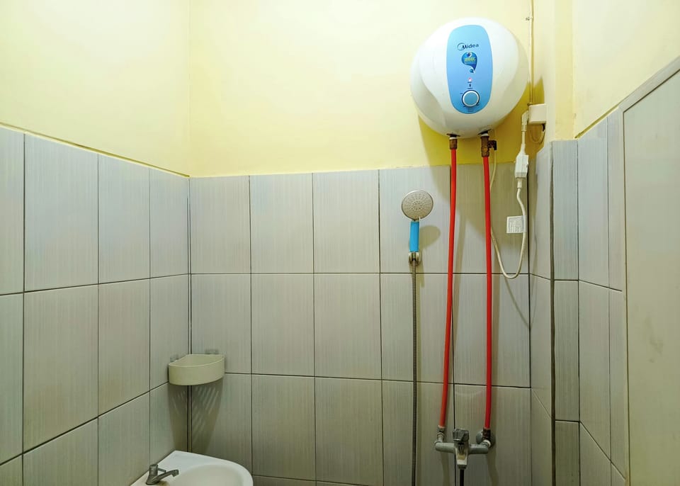 Standard Room | Bathroom | Shower, rainfall showerhead, free toiletries, towels