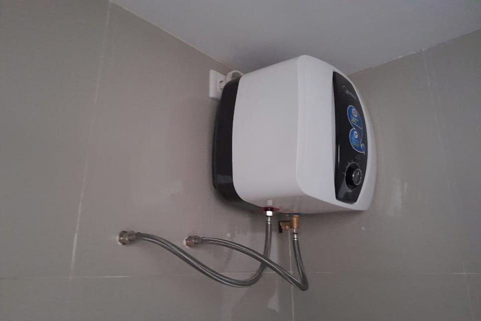 Deluxe Room | Bathroom | Shower, rainfall showerhead, free toiletries, towels