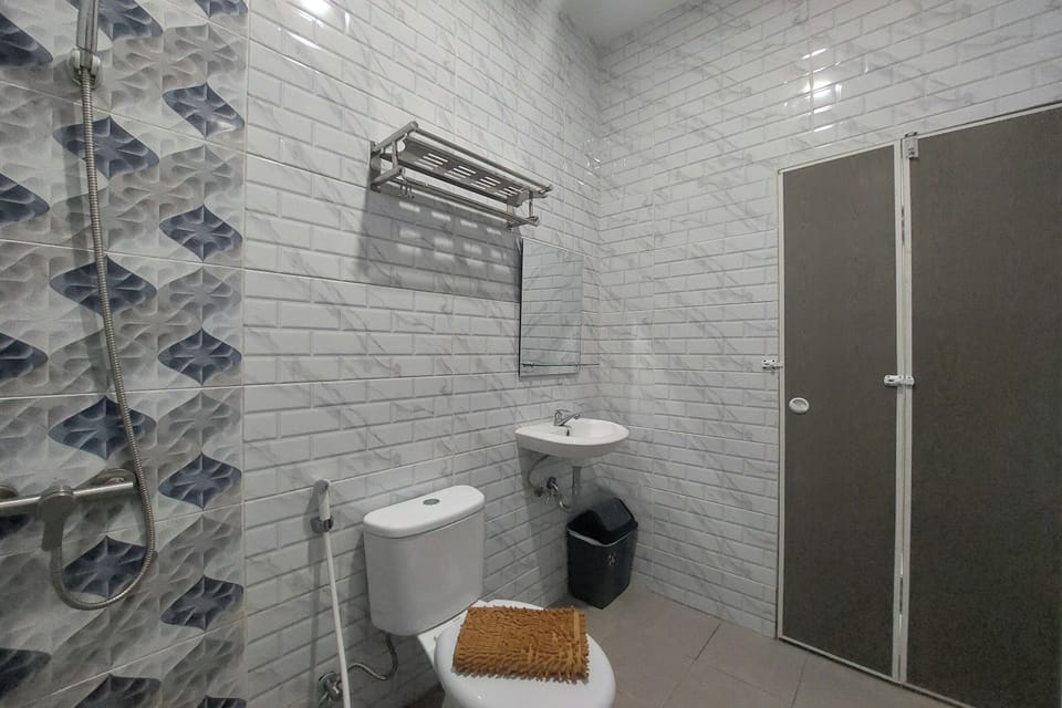 Executive Room | Bathroom | Shower, rainfall showerhead, free toiletries, towels