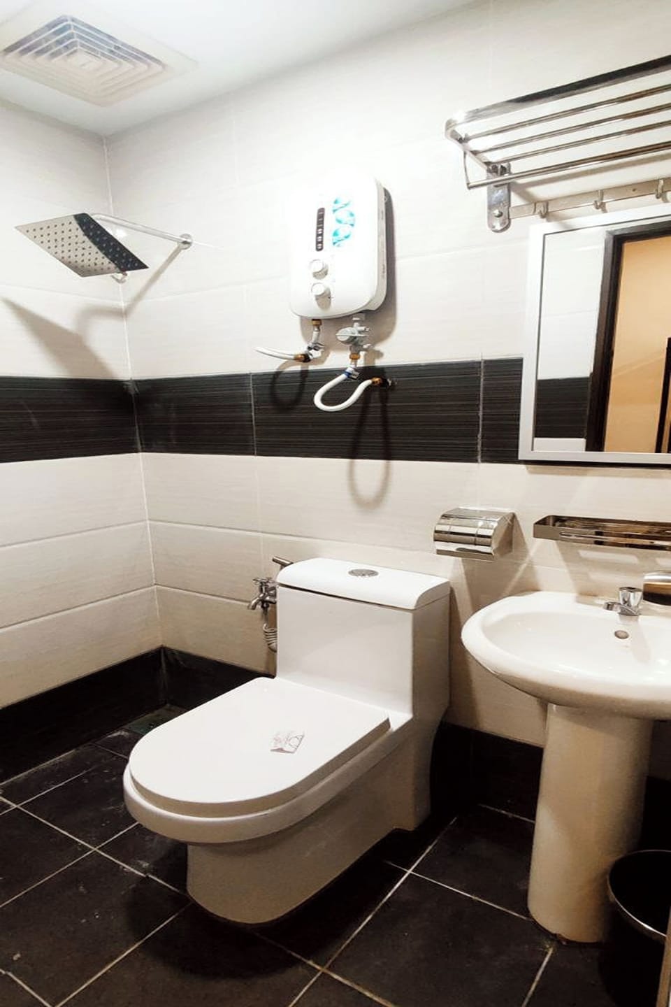 Deluxe King | Bathroom | Shower, rainfall showerhead, free toiletries, hair dryer