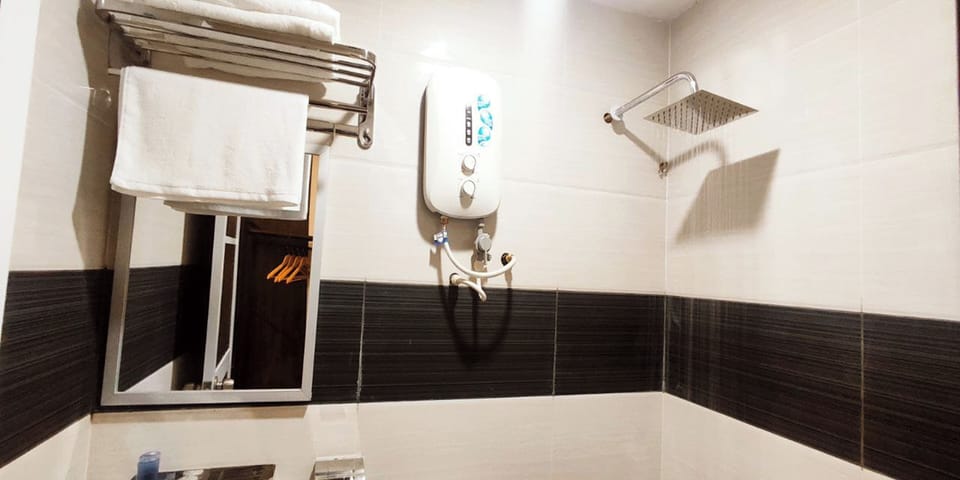 Family Room | Bathroom | Shower, rainfall showerhead, free toiletries, hair dryer