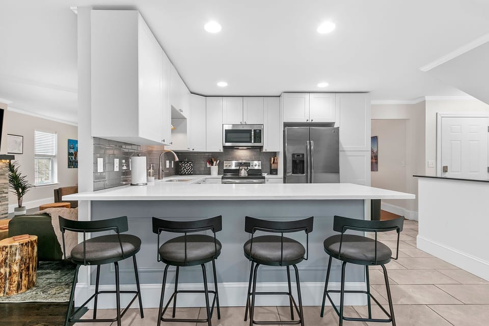 Breakfast Bar with seating for 4