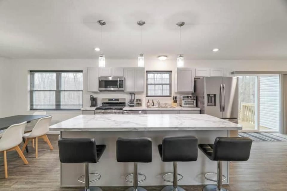 KITCHEN ISLAND WITH 4 CHAIRS 